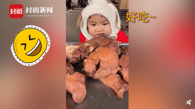 2岁宝宝在菜市场摔猪头肉。老板说生意跌了,但网友质疑