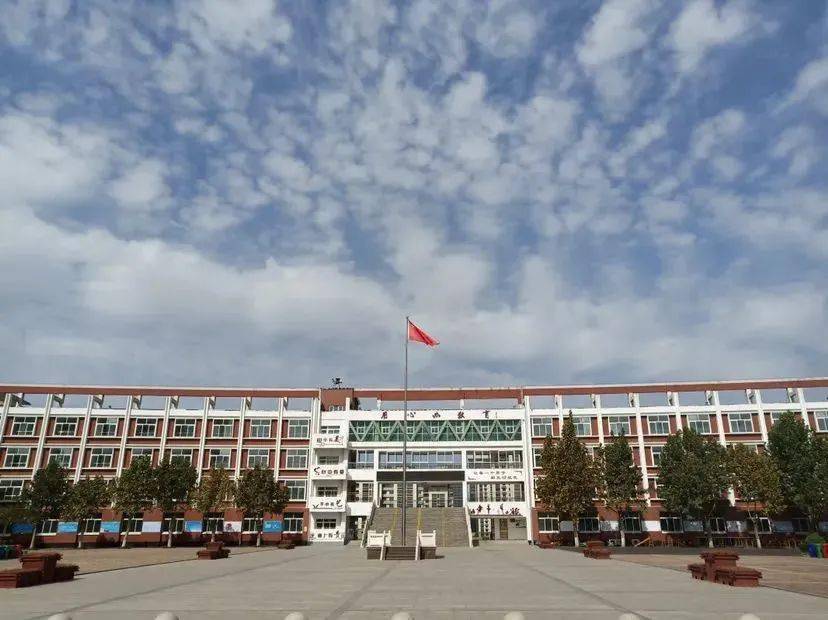 章丘区杨胡小学派出了八男七女共15名运动员首次组队,参加了包括男女