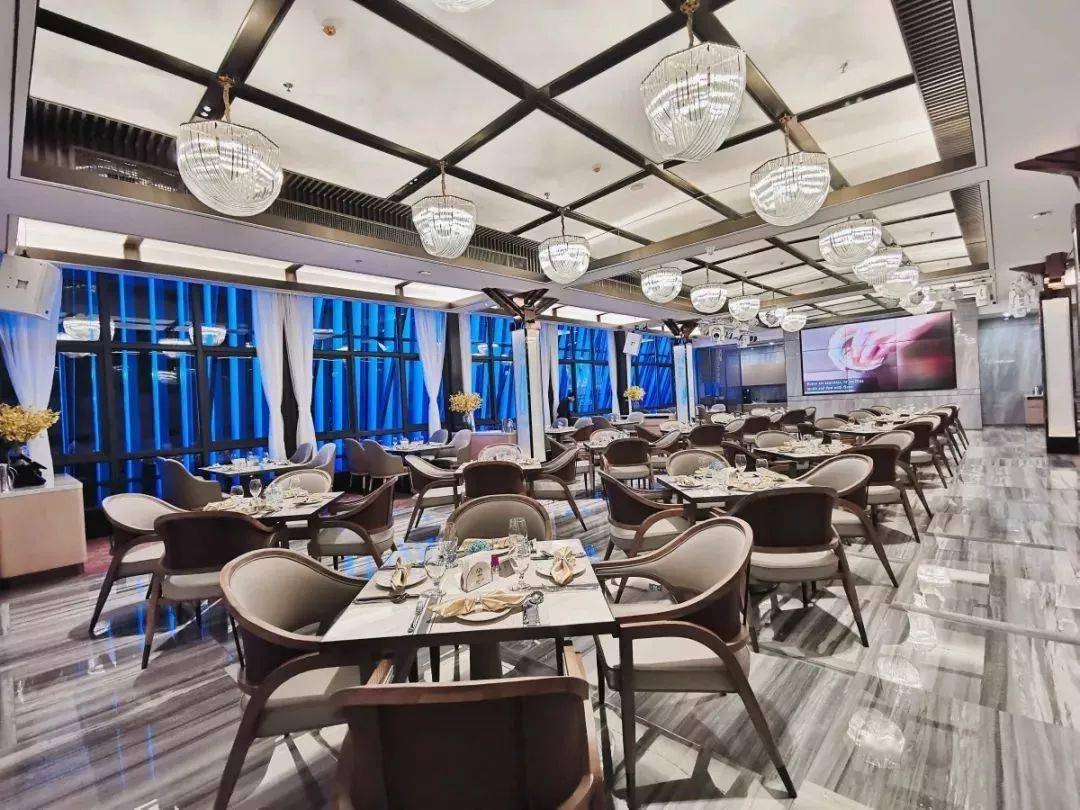 走到玛莎拉的门口 眼球很容易被隔壁的威士忌吧吸引住 与自助餐厅无缝