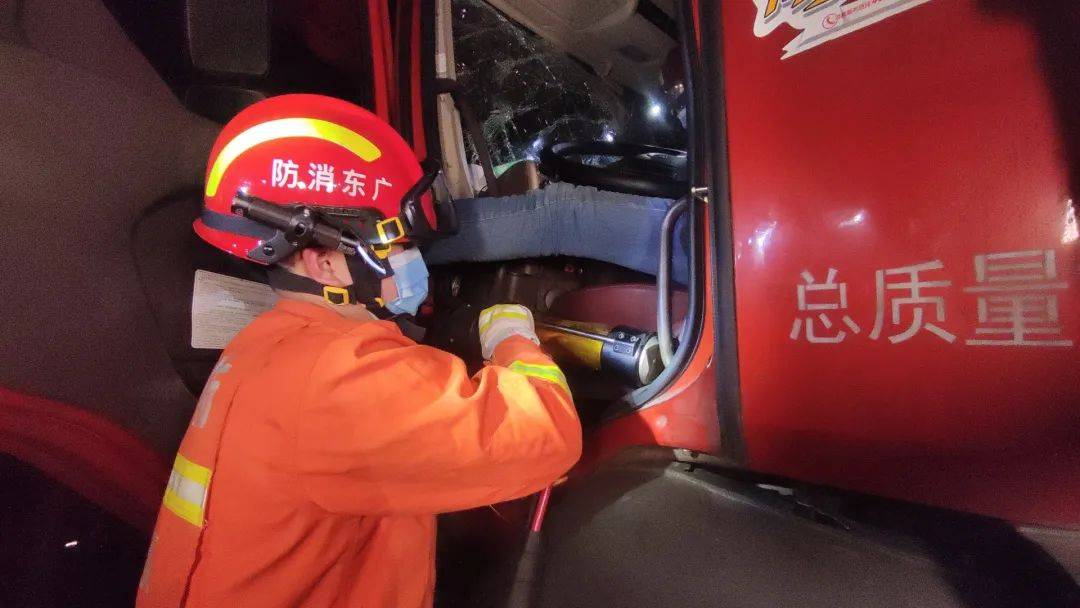 抢险救援赤岗高速出口附近货车追尾司机被困