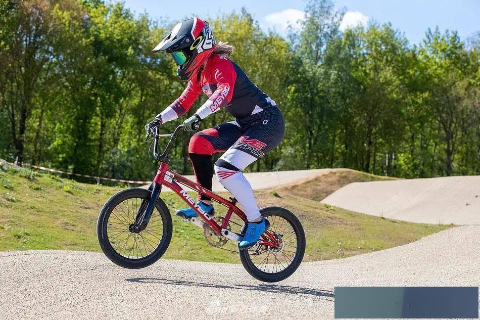 racing)和以技巧为主的自由式小轮车(freestyle bmx)比赛