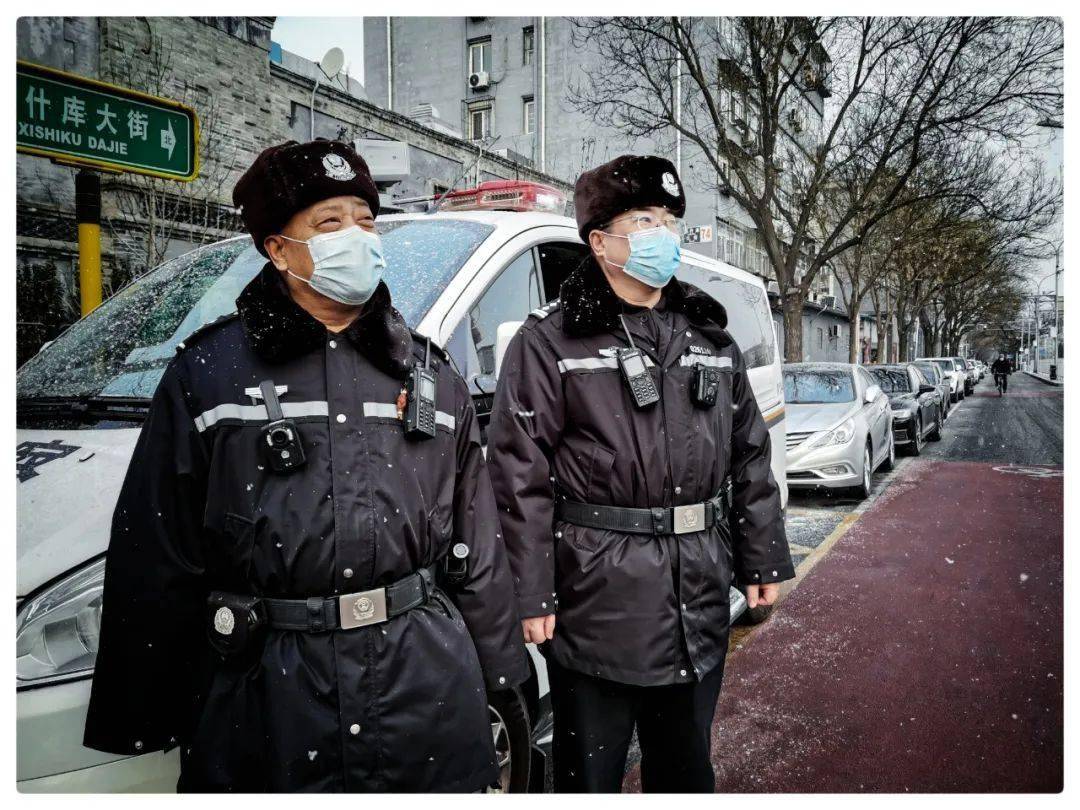 2021年第一场雪北京警察战斗力满格