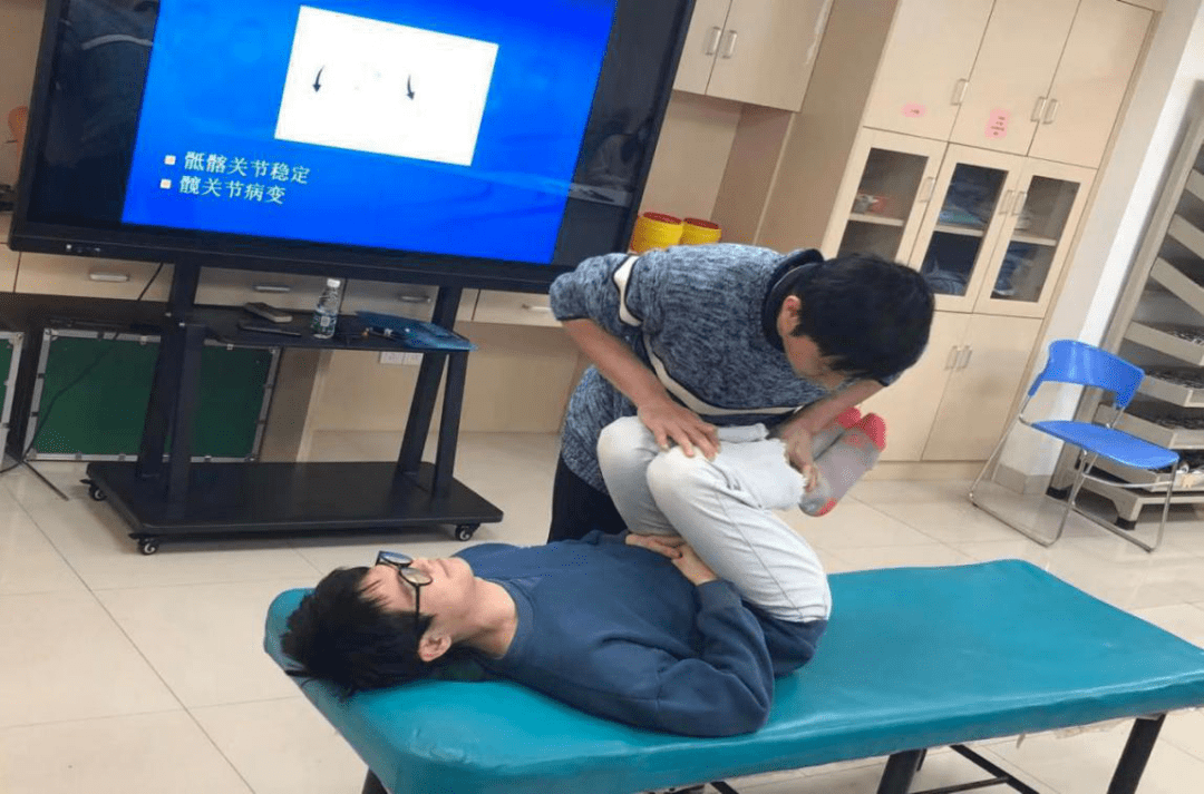 刘永皑副主任医师示范骨盆摇摆试验寻找模特,老师示范各种腰腿痛相关
