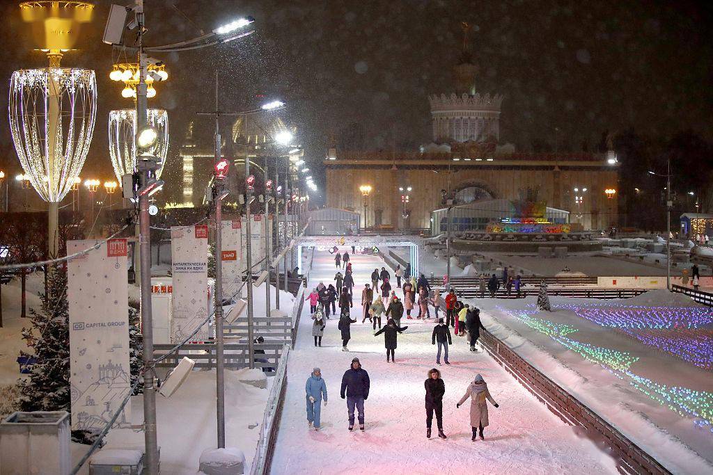 俄罗斯：全俄展览中心冰场吸引众多游客