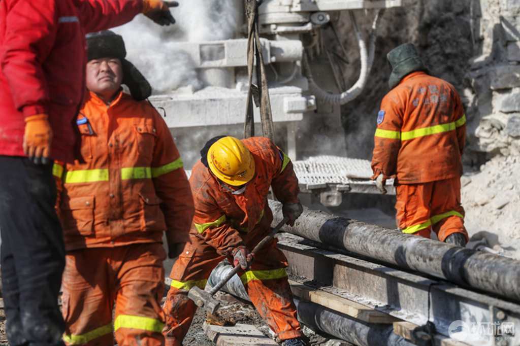 山东栖霞金矿爆炸事故现场救援人员加快推进钻孔作业