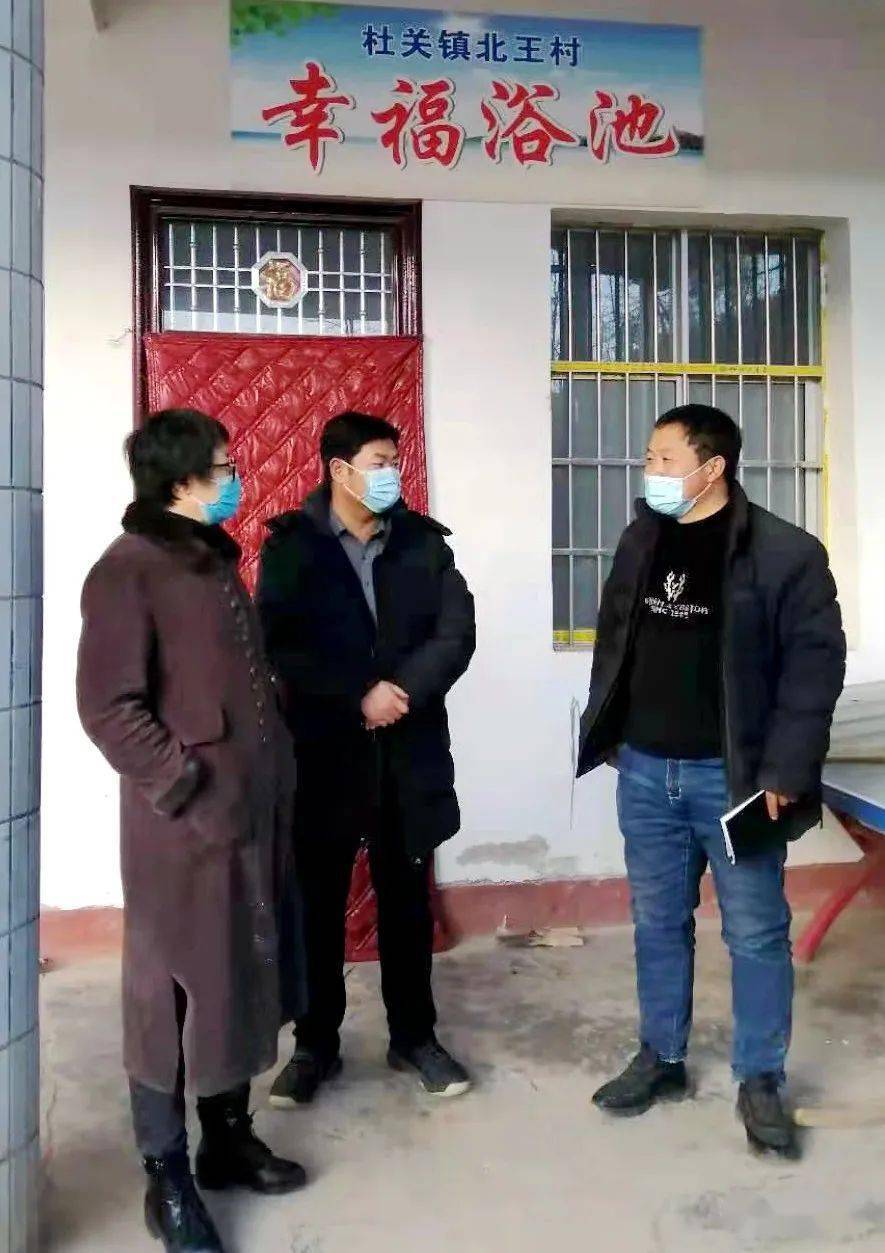 李锦屏先后到北沟村和北王村,分别与村干部和驻村人员进行座谈交流