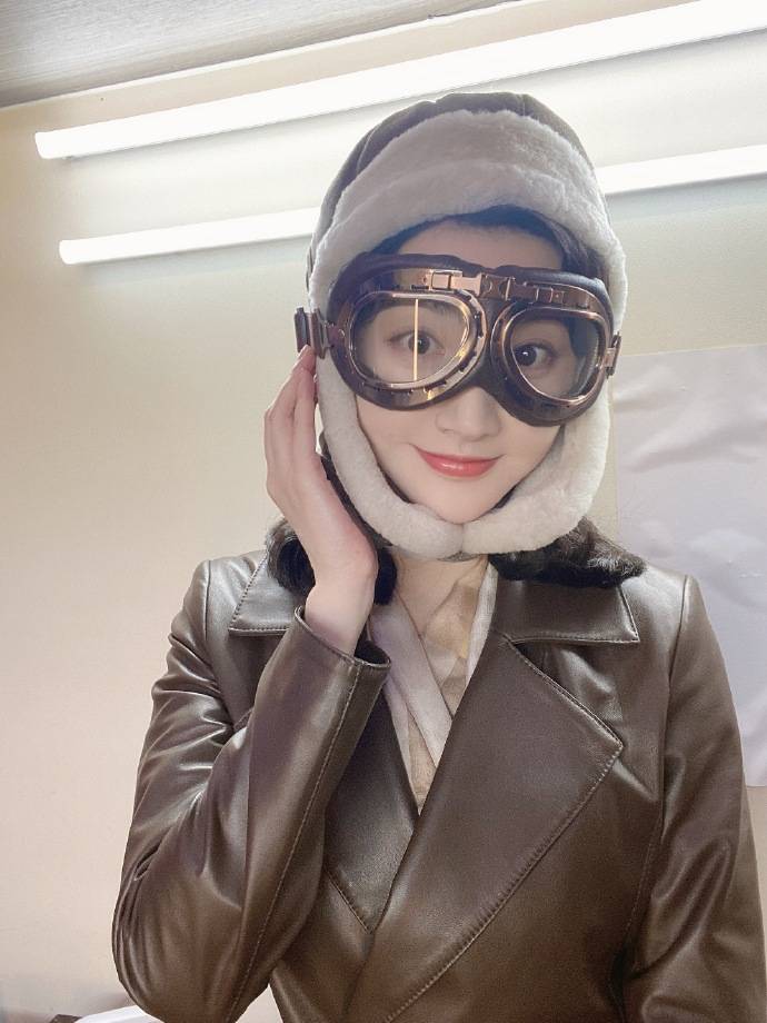 景甜头戴飞行帽配防风护目镜 摆搞怪pose可爱满分