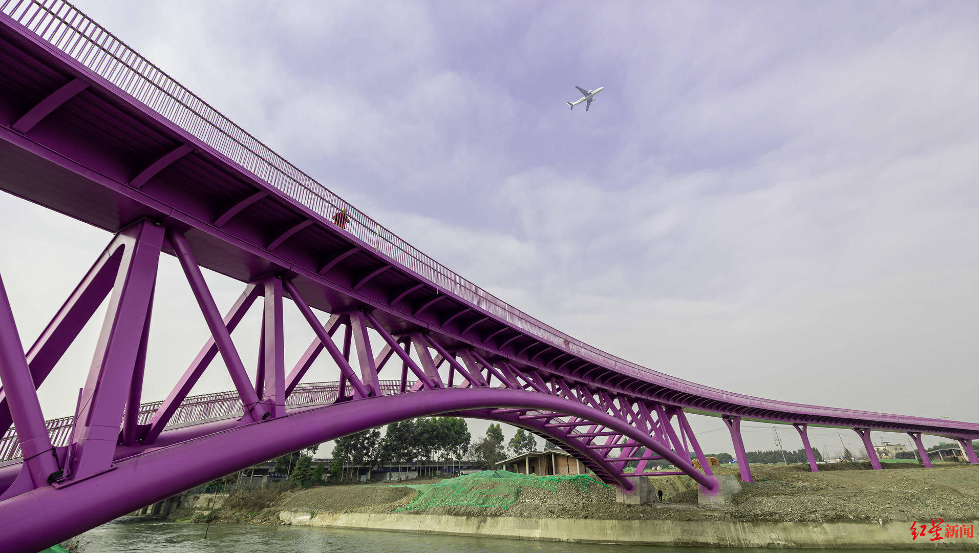 来粉紫色的飘带桥上看飞机成都锦城公园江安桥预计春节前后亮相