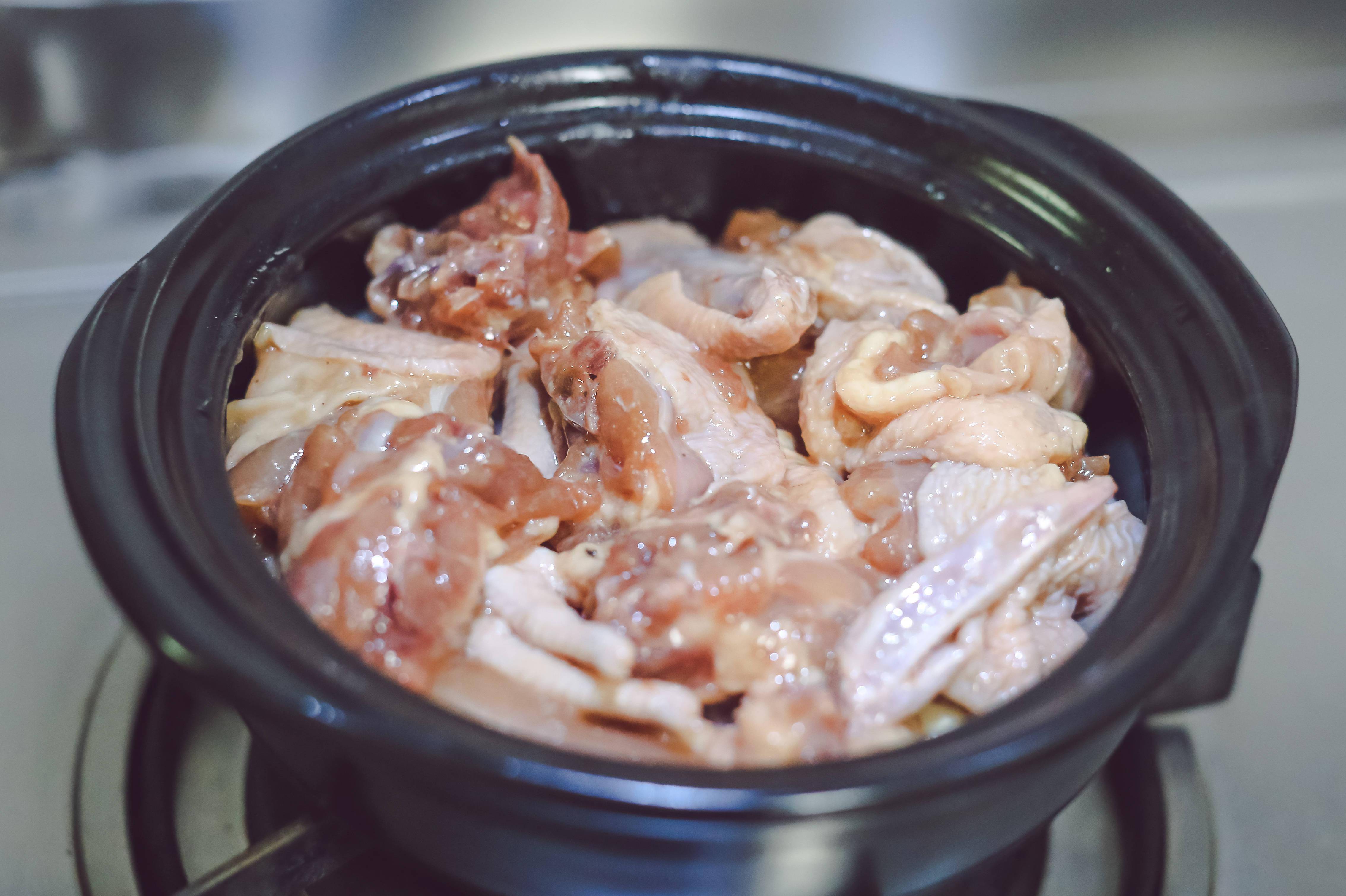 啫啫鸡肉煲口感嫩滑,酱汁裹满了鸡肉,香味扑鼻,让人欲罢不能