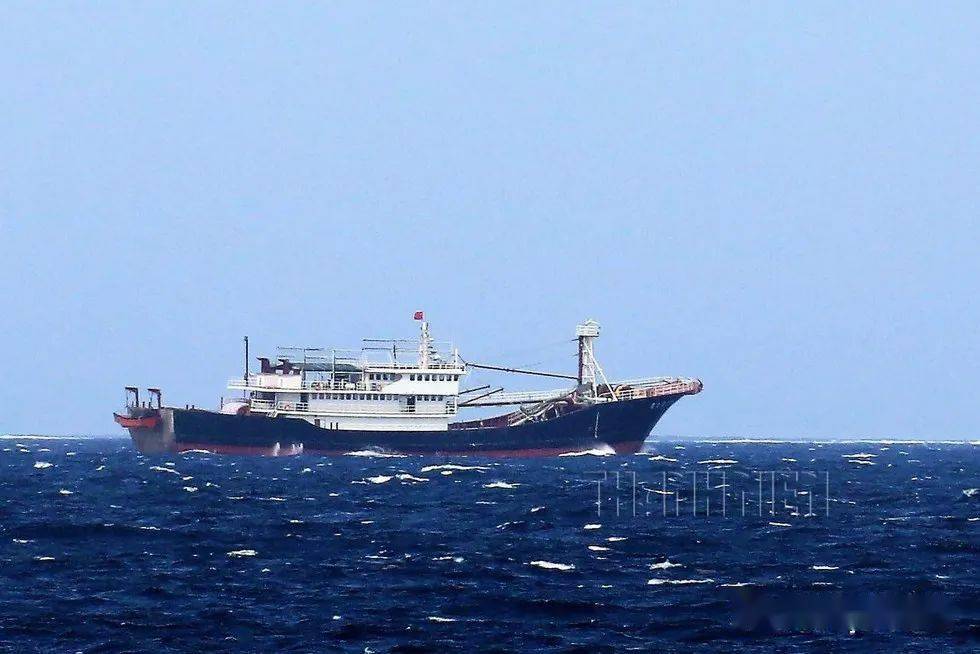 2018年,在南沙拍摄到的一艘中国铁壳渔船,船体为黑色,上层建筑为白色.