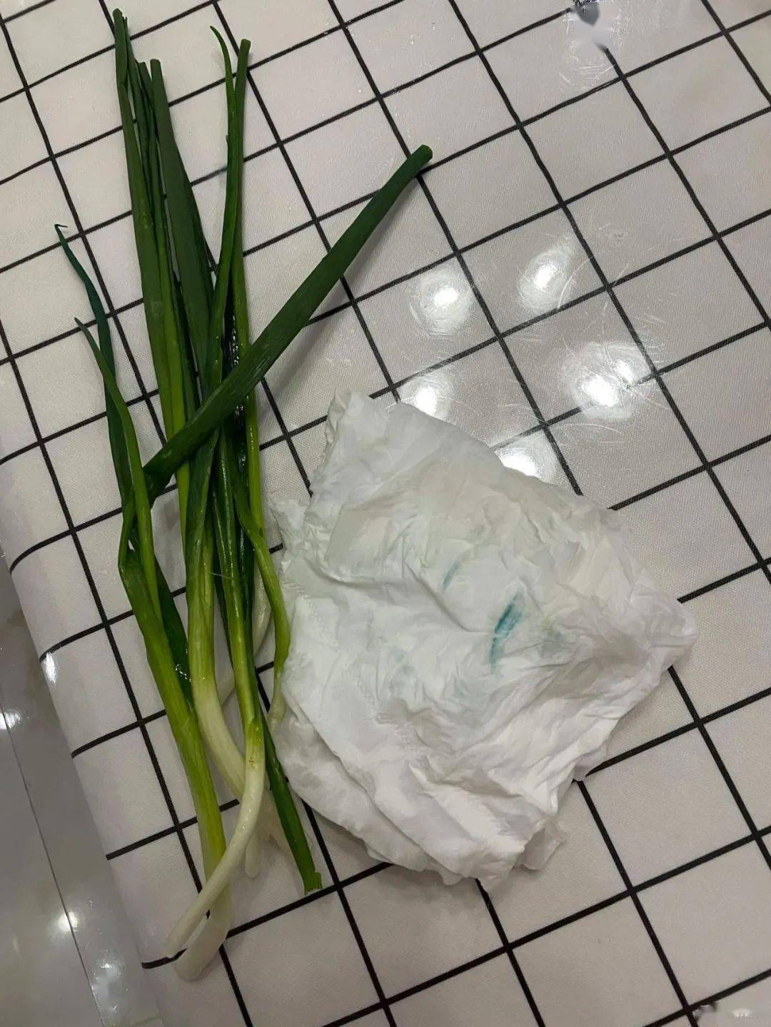 泰州女子疑似买到染色葱吓得扔进垃圾桶