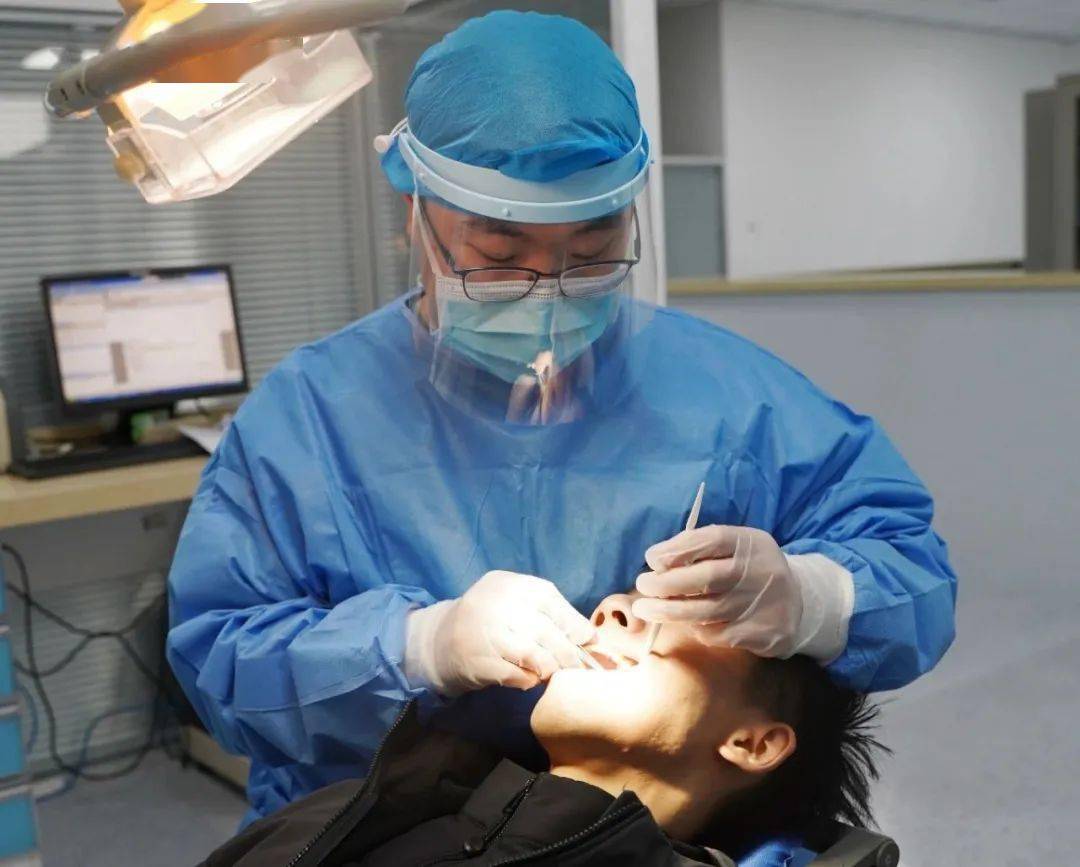 邢丁亚在藁城忙得不可开交,丈夫陈佳乐也正奋战在医疗一线,加班加点也