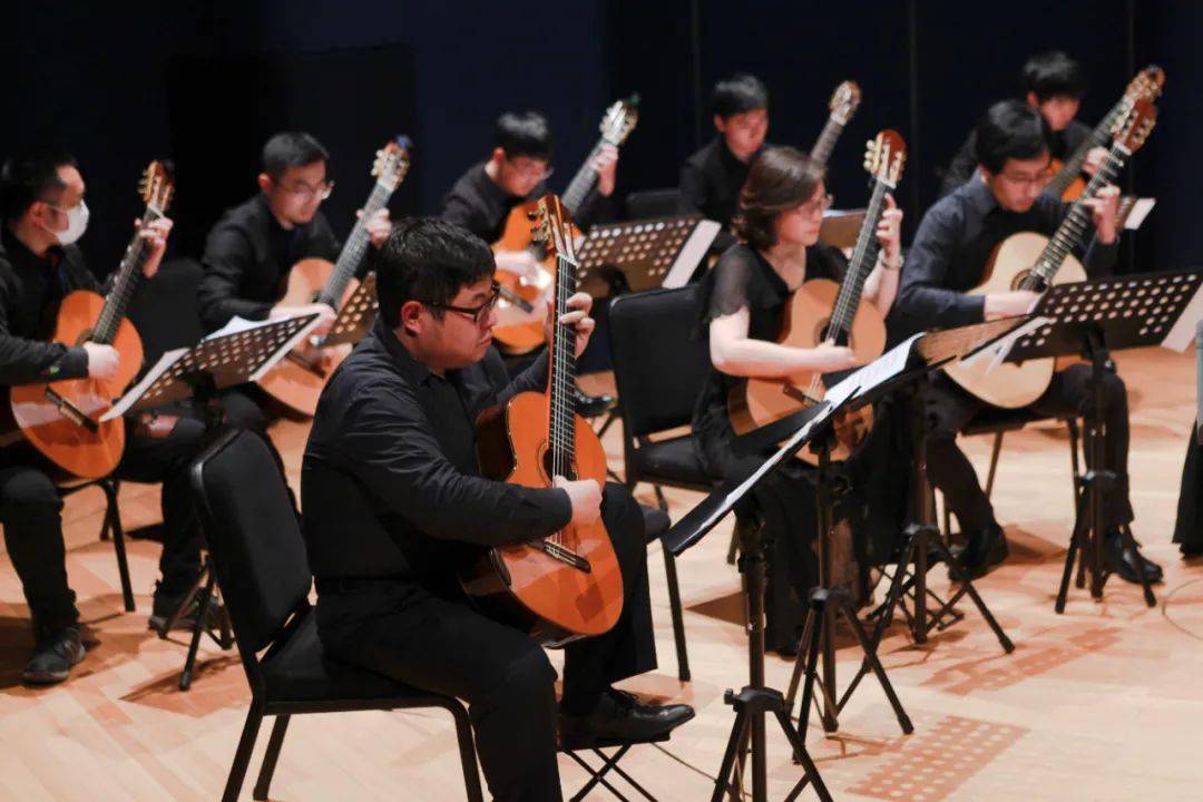 特邀嘉宾上海吉他乐团合奏▲演员谢幕吉他之乡--正安监制:杨德波