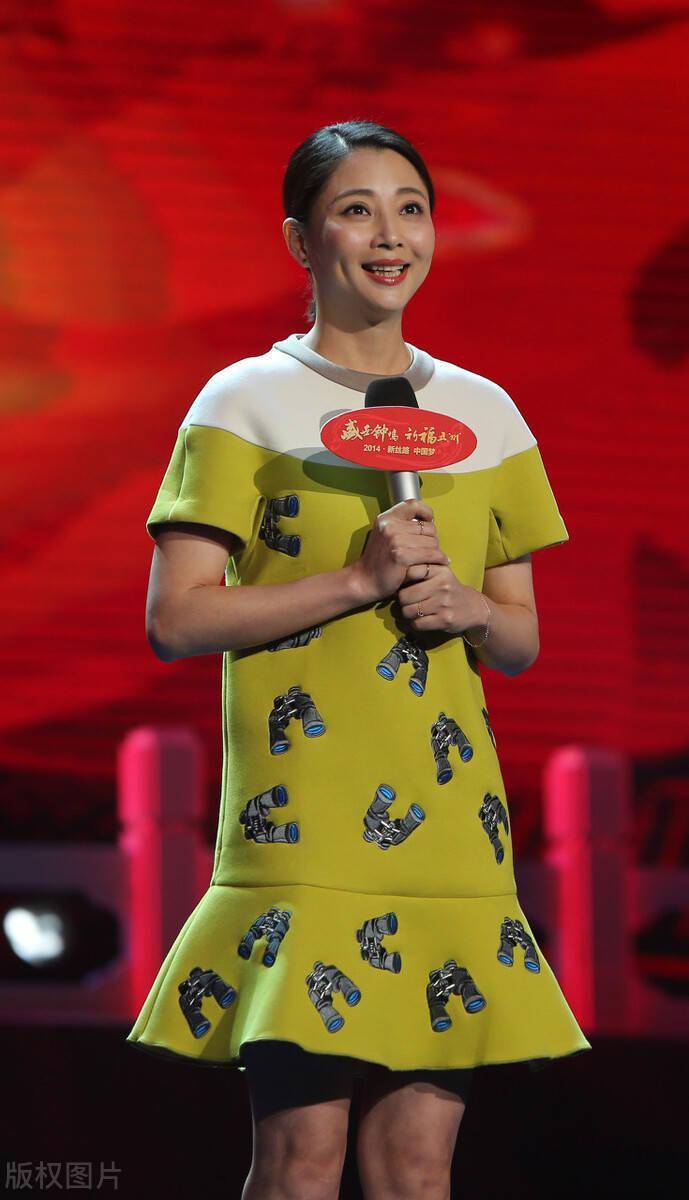 殷桃胖了,一脸福相,风韵魅力十足