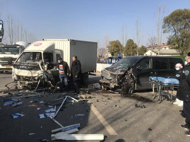 司机疲劳驾驶撞断护栏后被困02消防员到场紧急救援