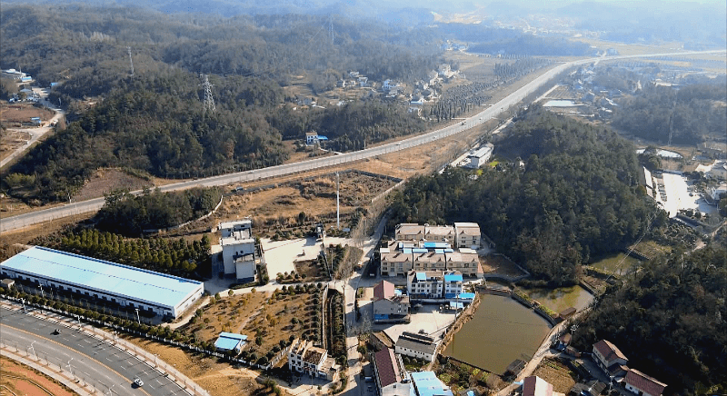 双泉村地处鸣凤镇南郊,离城区15公里,是远安和鸣凤城区的门庭