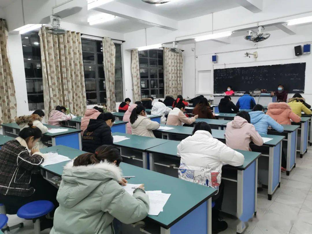 所有考场纪律严明,庄重肃静.