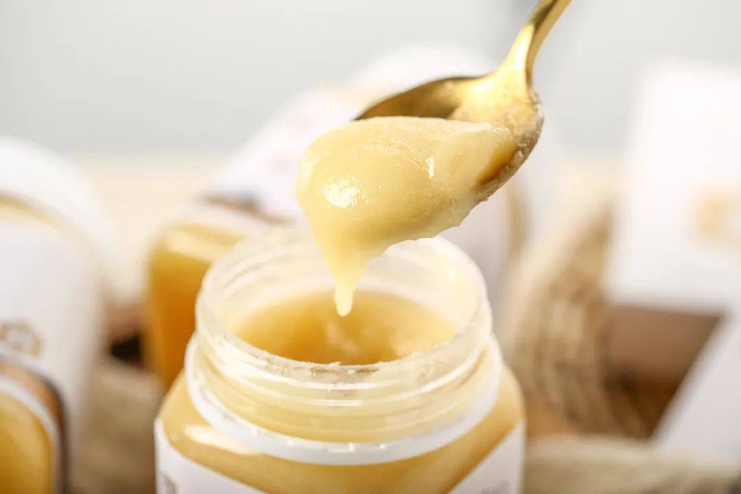 飞行10000次仅酿一斤长白山椴树雪蜜牛奶般香甜细腻100纯蜜