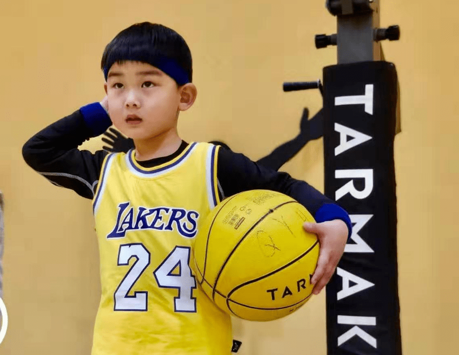 少兒籃球隊4-6歲幼兒主要以啟發運動興趣,培養運動習慣為目的.