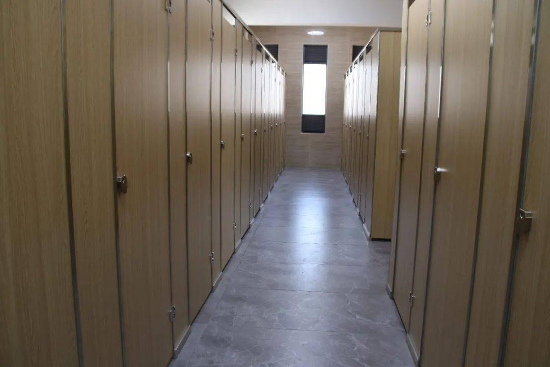 云农推进厕所革命这是美丽校园建设的缩影