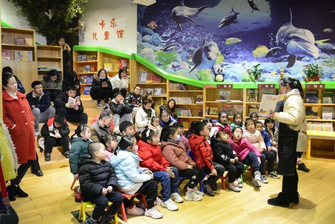 卡乐书城绘本课堂(167期)报名|《三十六个字》,《抱抱》