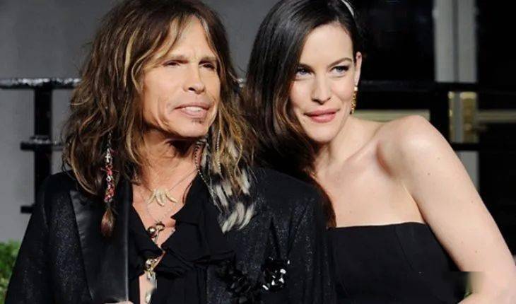 丽芙生三胎的时候,史蒂芬和米娅都来看她↓↓如今,丽芙已经43岁了