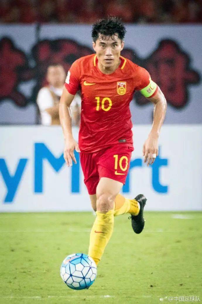 足球专栏致敬中国足球传奇人物