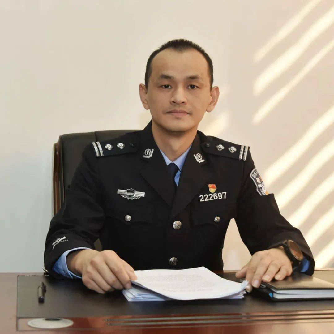 派出所负责人黄浚然,男,汉族,中共党员,本科学历,2002年参加公安工作