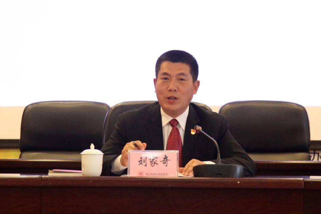 两会时间全国人大代表刘家奇规范休闲垂钓保护长江生态