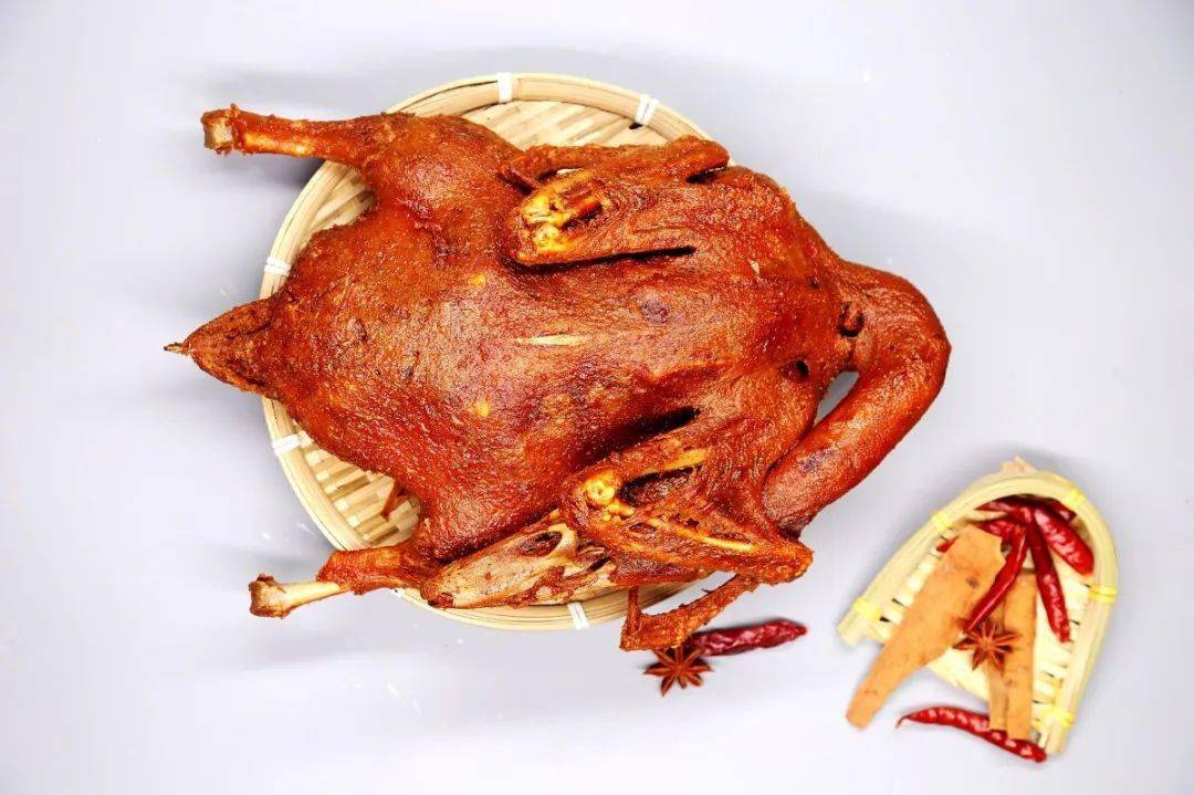 舞凤山下"杨鸭子香酥鸭传统手工制作技艺",创始人为杨永鑫,故名"杨