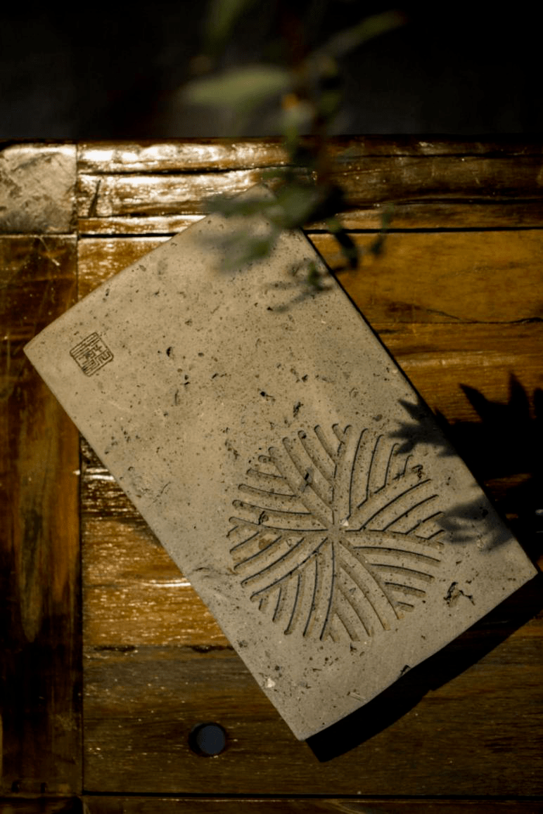 百年老青砖做的壶承,徽雕非遗大师俞友鸿限量出品.