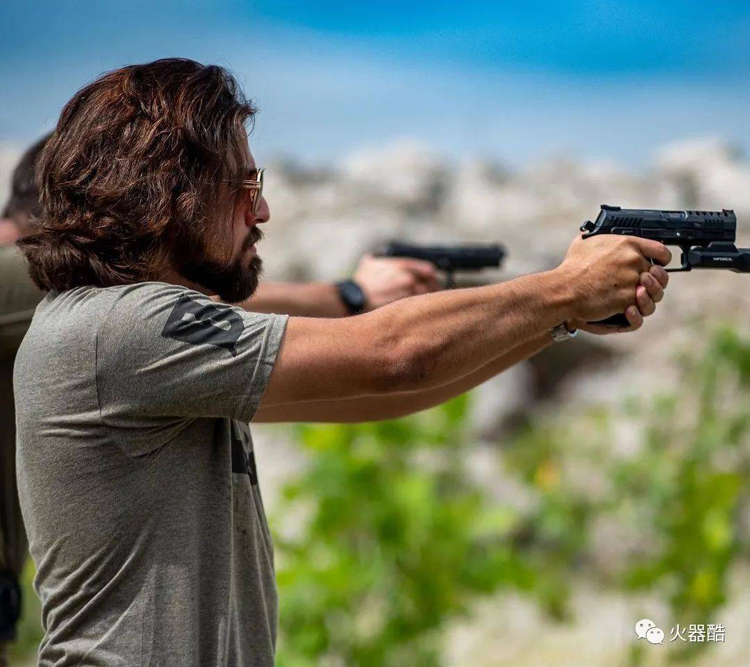 布兰登埃雷拉图集打枪真的能让男人变成开心大男孩