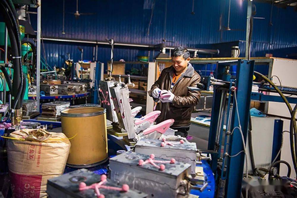 经过80多名工人的精心加工,一双双精美的拖鞋陆续"走"下生产线,被销往