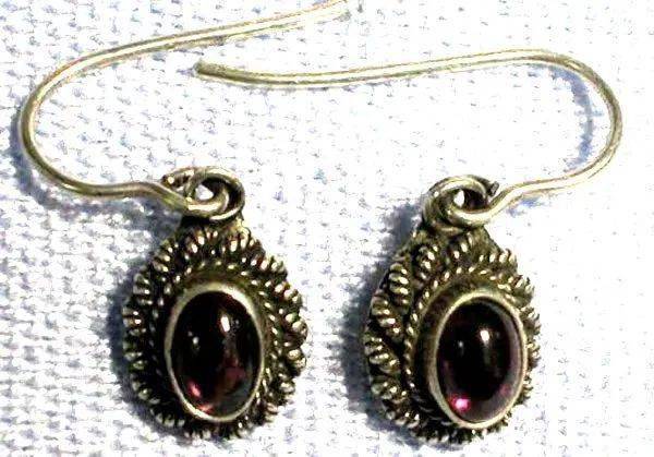 人工合成的钇铝榴石,钆镓榴石和玻璃仿制品等.