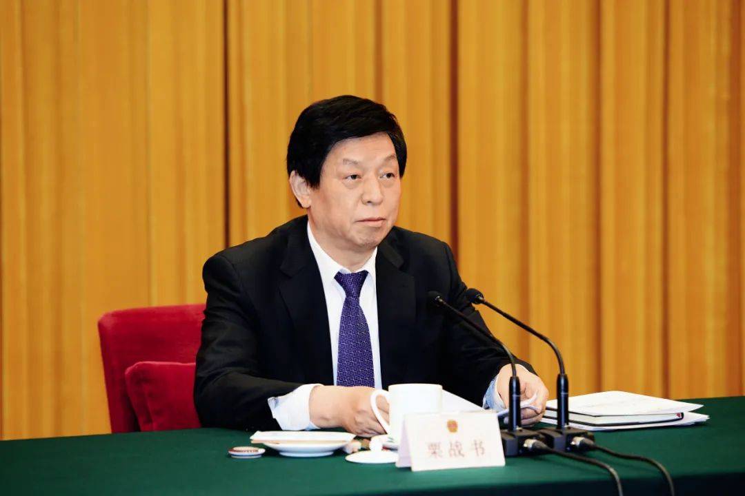栗战书:学习宣传贯彻习近平法治思想 推动依法治国、依宪治国提高到一个新水平_宪法