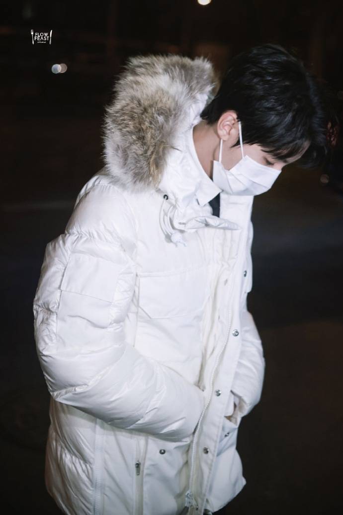 王俊凯白色羽绒服系列就是白月光,好想抱抱软糯的一团