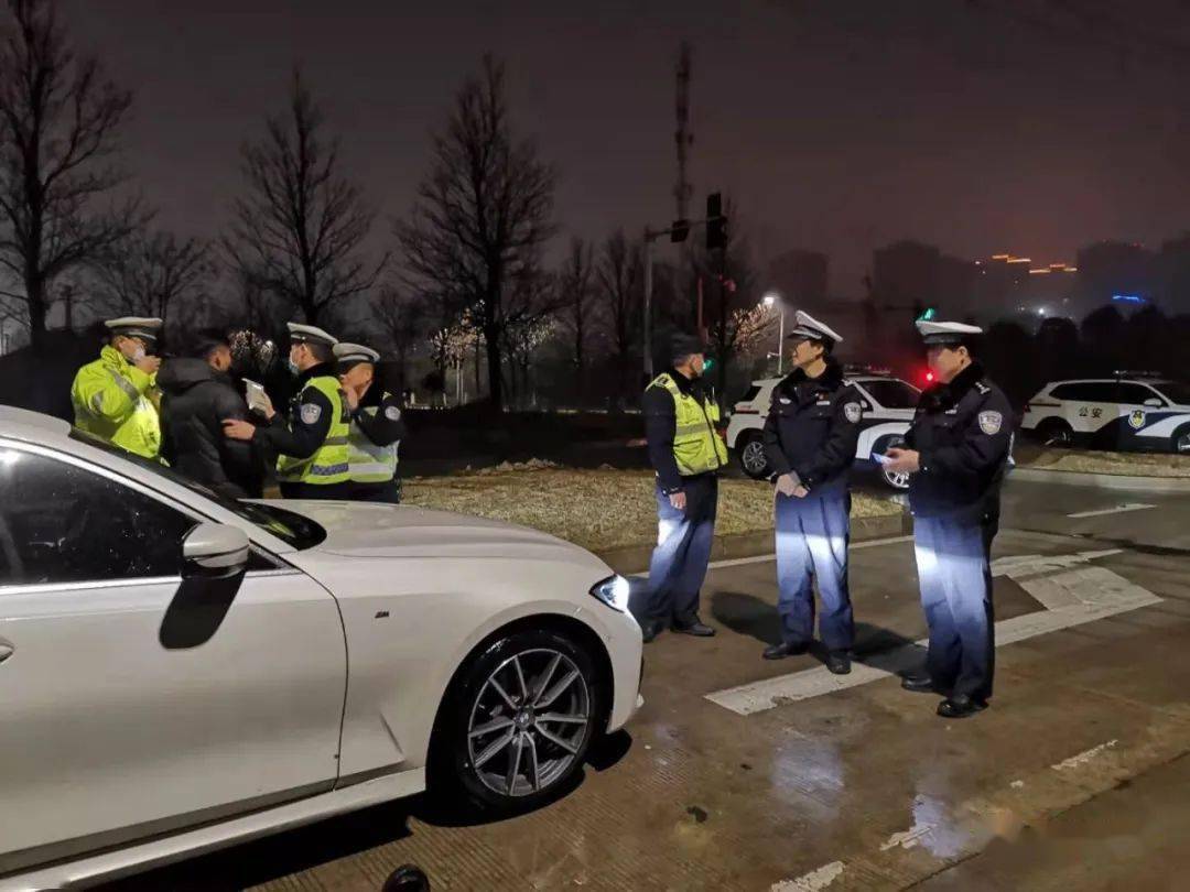 下雨天不查酒驾蚌埠交警风里雨里我在等你