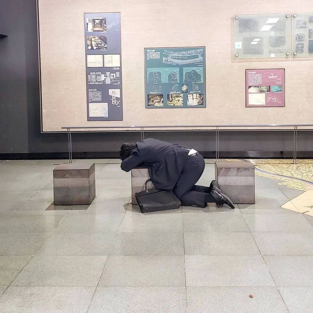 東京街頭醉酒睡照過完新年的日本人又解鎖了各種奇葩姿勢