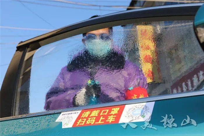 在出租车车门上,张贴着醒目的"请戴口罩,扫码上车"等宣传标语.