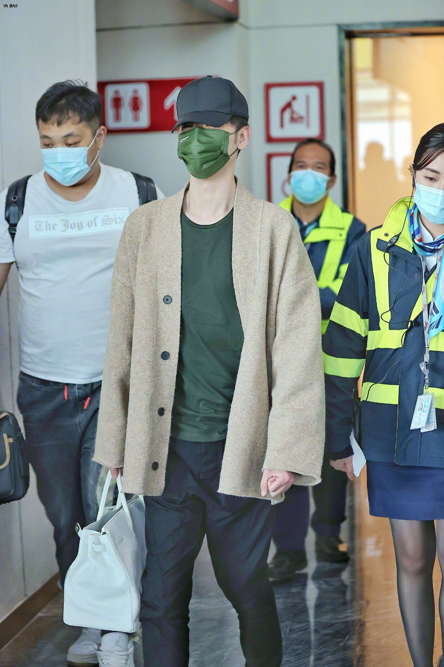 张云雷今日澳门出发飞往北京 休闲男友系穿搭帅气满分