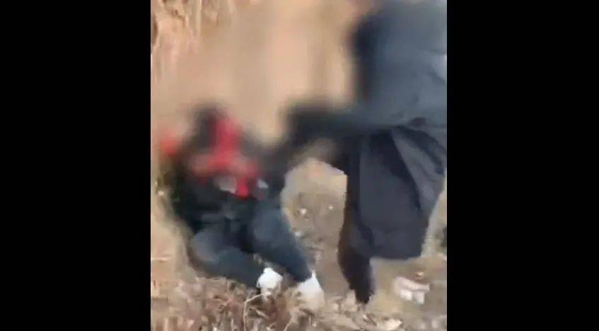 跪地、扇耳光、踹头：辽宁14岁男孩校外被5个同龄男孩群殴插图4