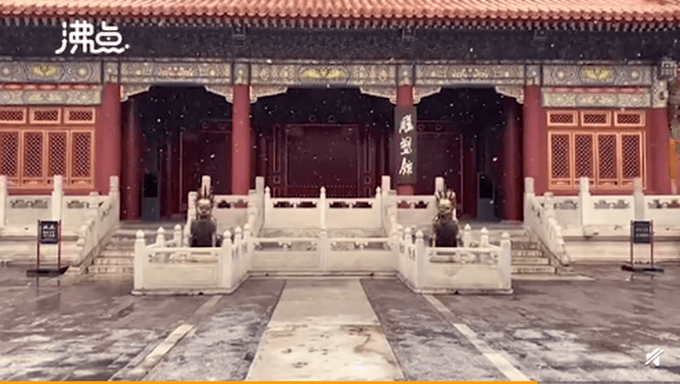 2021年北京的第二场雪，故宫红墙飞白雪如诗如画，网友可惜今日闭馆