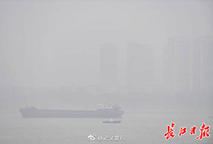 雨雾江城，水天一色