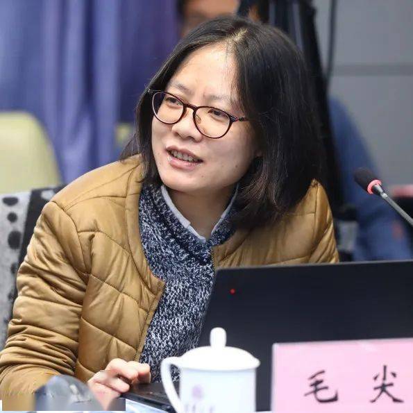 毛尖:这一场的主持人其实是甘阳老师,他是新雅的掌柜.