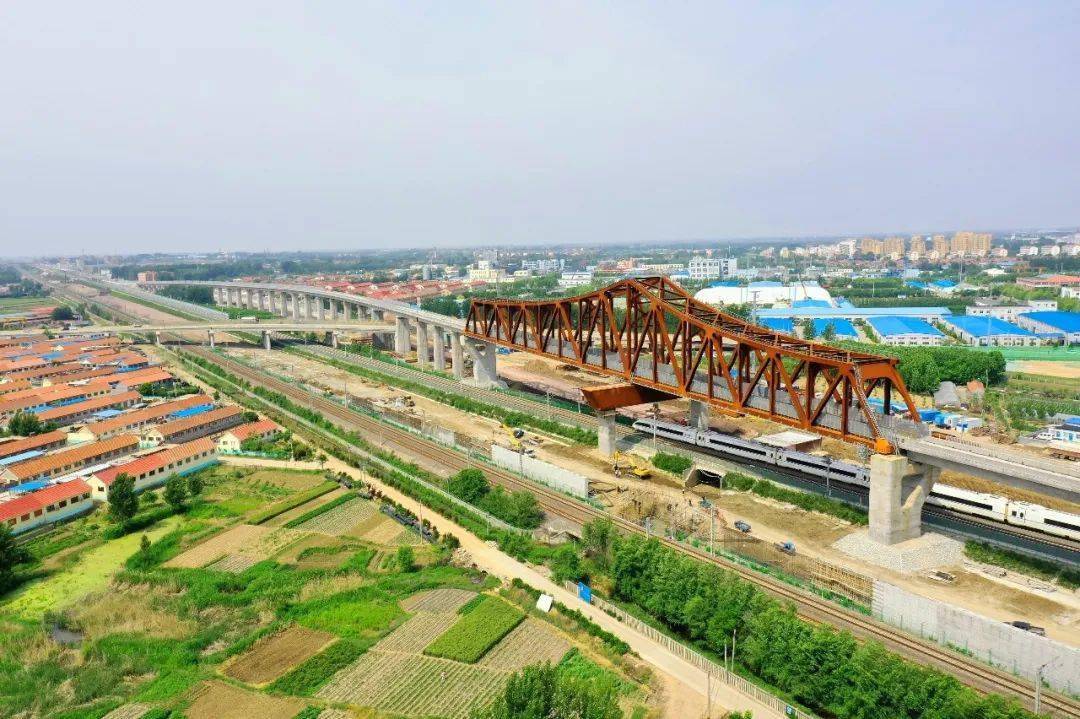 线路西起在建北阿铁路终点阿勒泰,下穿克拉玛依至阿勒泰高速公路,跨越