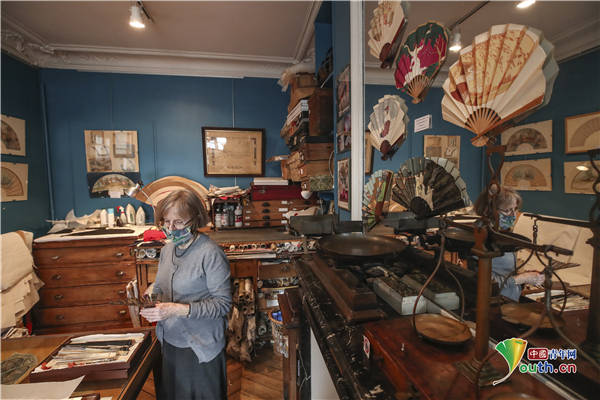 巴黎,74岁的anne hoguet是一名折扇制作者,也是一家手工折扇博物馆的