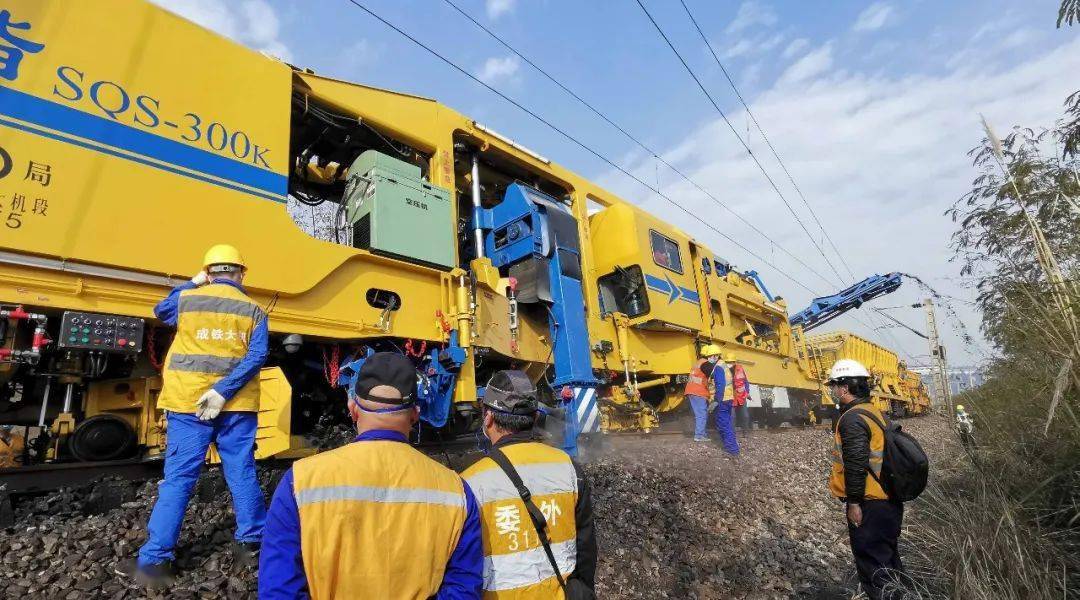 铁建装备 | sqs-300k隧道桥梁清筛车为铁路大修"安全 高效 优质"代言_