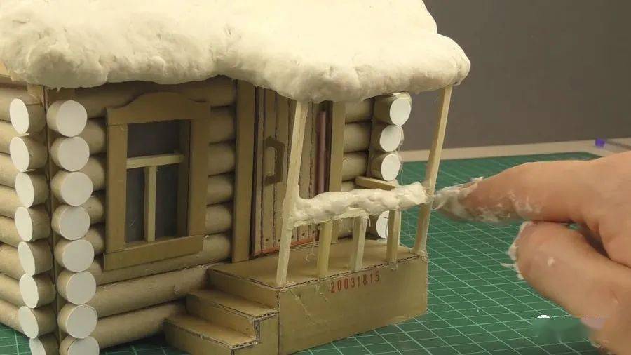 切割一块泡沫板作为底座,将木屋安装在底座上.