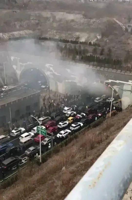 山东丨事发老虎山隧道!一轿车因追尾着火,现场浓烟滚滚!