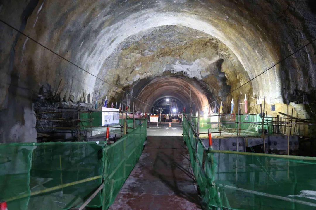 国内公路行业隧道内最大单跨桥梁我们建设岑溪至水汶高速公路均昌隧道